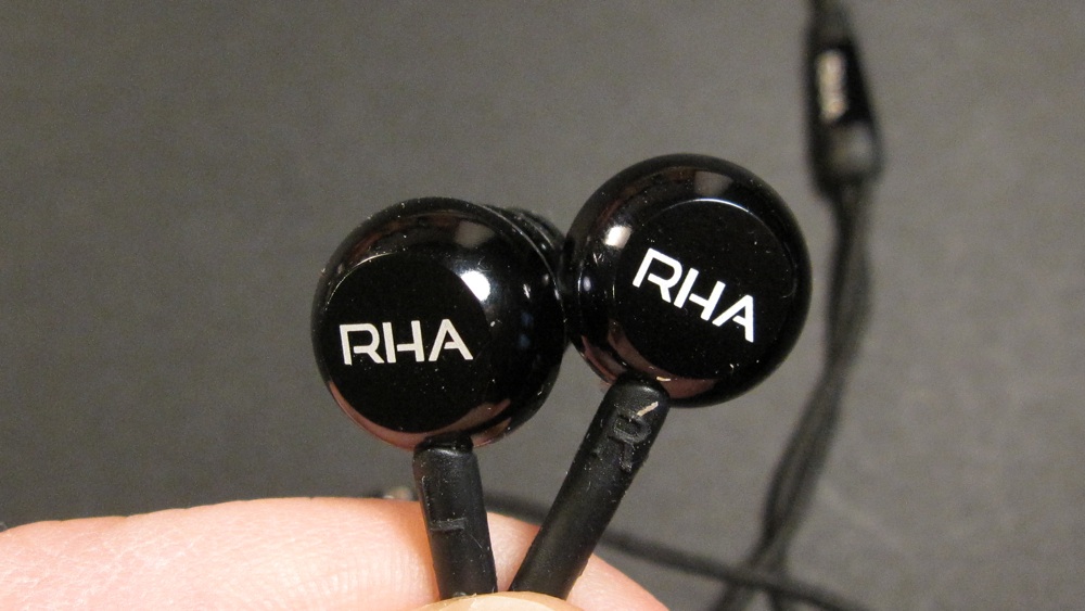 RHA MA450i eartips of iPhone friendly earphones